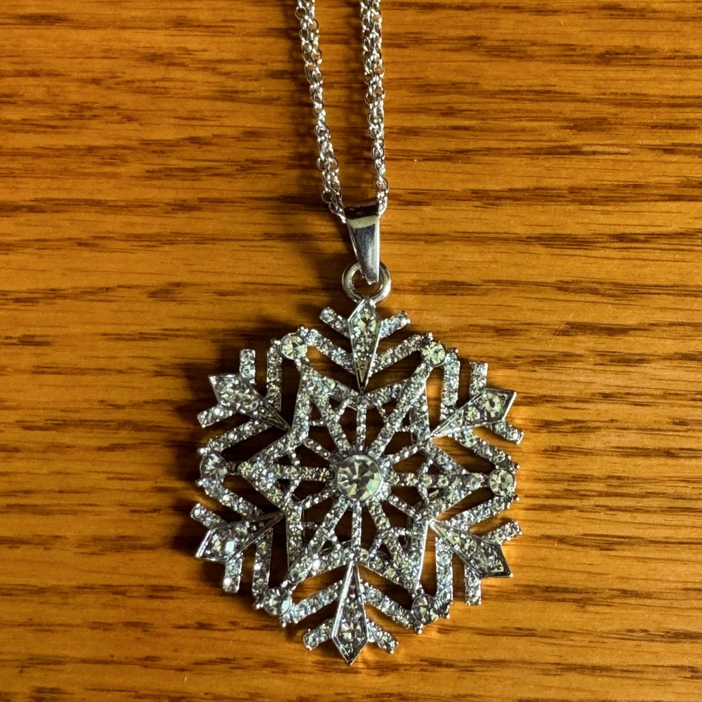 NWT 18” Holiday Lane Snowflake Necklace